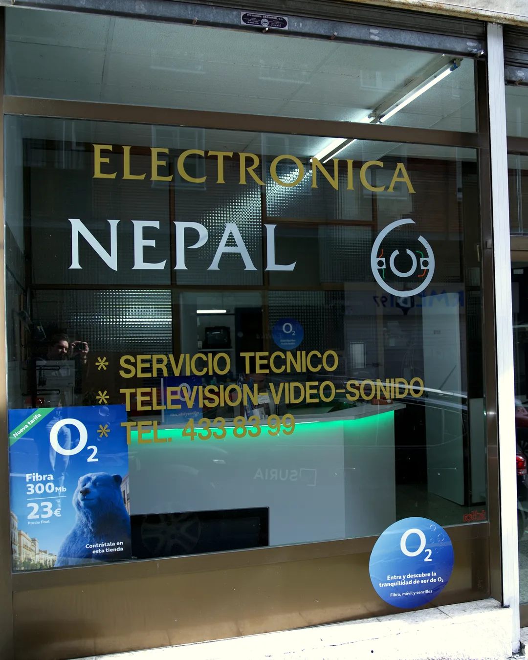 Escaparate de Electrónica Nepal en Santutxu, Bilbao