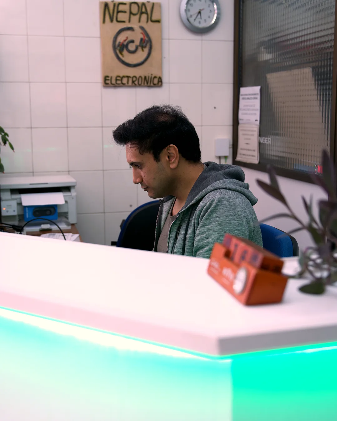 Ali en el mostrador de Electrónica Nepal