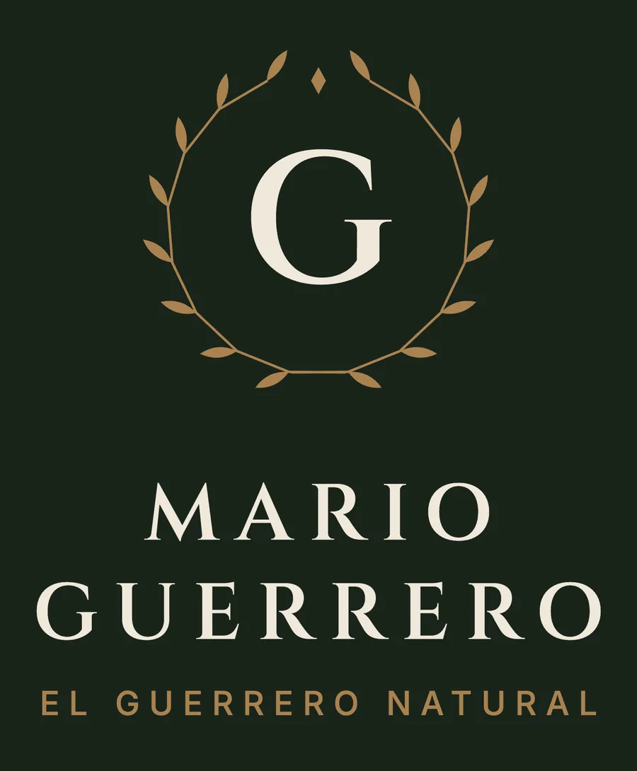 Logo nuevo de Mario Guerrero: una G con laurel en bronce sobre verde